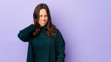 Genç, Latin kökenli bir kadın sabit yaşam tarzından dolayı acı çeken boyun ağrısını izole etti..