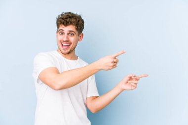 Sarışın, kıvırcık saçlı, beyaz tenli bir adam izole edilmiş..