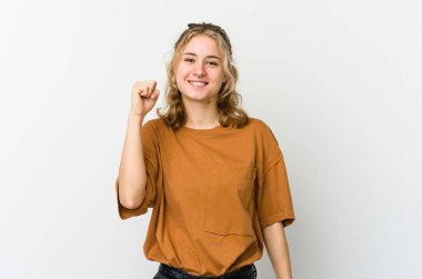 Beyaz arka plandaki beyaz kadın zaferi, tutkuyu ve coşkuyu kutluyor, mutlu bir ifade..