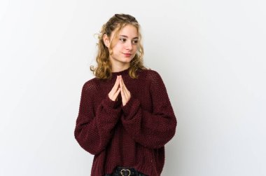 Beyaz arka plandaki genç beyaz kadın bir plan kuruyor, bir fikir kuruyor..