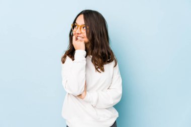 Genç, Latin kökenli, izole edilmiş bir kadın. Rahatlamış, fotokopi odasına bakan bir şey düşünüyor..