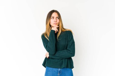 Beyaz arka planda soyutlanmış beyaz bir kadın. Düşünüyor, bakıyor, yansıtıyor, düşünüyor, bir fantezi kuruyor..