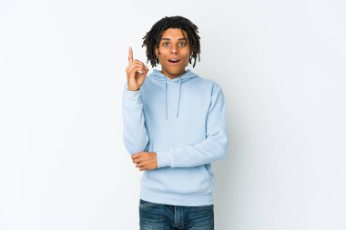 Genç Afrikalı Amerikalı Rasta Adam 'ın harika bir fikri var, yaratıcılık kavramı..