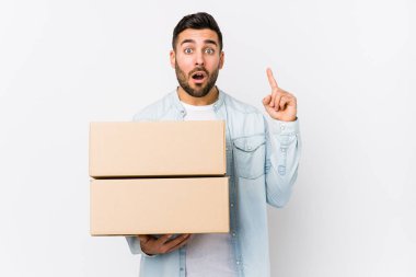 Kafkasyalı genç bir adam yeni bir eve taşınıyor. Harika bir fikri var. Yaratıcılık kavramı..