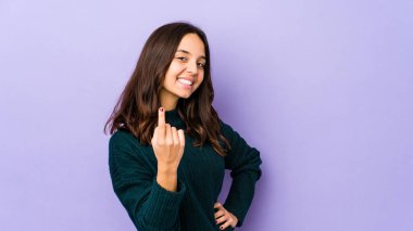 Genç, Latin kökenli bir kadın seni işaret ederek izole etti. Sanki seni davet ediyormuş gibi..