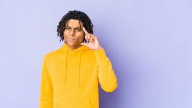 Genç Afro-Amerikan Rasta adam şakağı işaret ediyor, düşünüyor, bir göreve odaklanıyor..