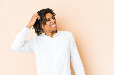 Genç Afrikalı Amerikalı Rasta adam zaferi, tutkuyu ve coşkuyu kutluyor, mutlu bir ifade..