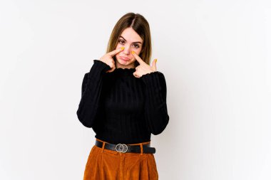 Beyaz arka planda izole edilmiş beyaz bir kadın ağlıyor, bir şeyden memnun değil, acı ve kafa karışıklığı konsepti..