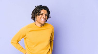 Rasta saç stili giyen genç siyah adam mutlu, güler yüzlü ve neşeli..