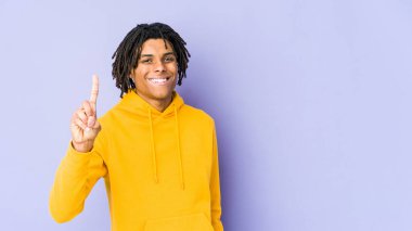 Genç Afro-Amerikan Rasta adamı bir numarayı parmağıyla gösteriyor..