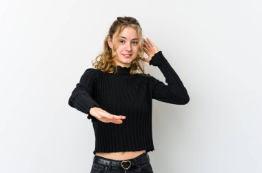 Beyaz arka plandaki genç beyaz kadın yakın bir tehlike nedeniyle şoka uğruyor.