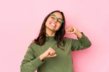 Genç melez İspanyol kadın yalnız dans ediyor ve eğleniyor..