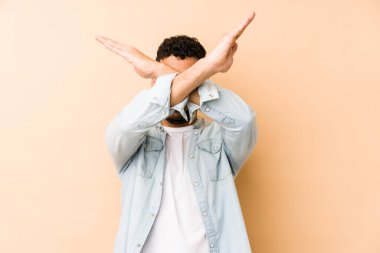 Genç, melez, Arap bir adam izole edilmiş, iki kolu çapraz, inkar kavramı..