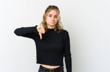 Beyaz arka planda genç beyaz kadın baş parmağını aşağı gösteriyor, hayal kırıklığı konsepti..