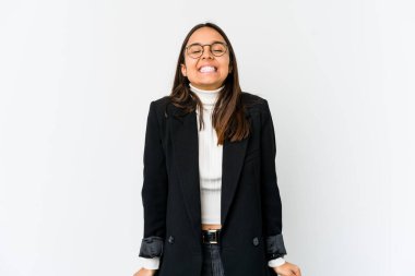 Beyaz arka planda soyutlanmış genç, melez bir iş kadını gülüyor, gözlerini kapatıyor, rahat ve mutlu hissediyor..