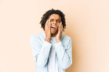 Genç Afro-Amerikan Rasta adam sızlanıyor ve ağlıyor..