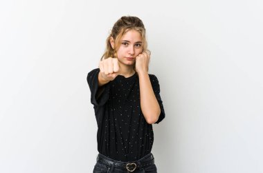 Beyaz arka planda beyaz bir kadın bir tartışma yüzünden yumruk, öfke, kavga atıyor, boks yapıyor..