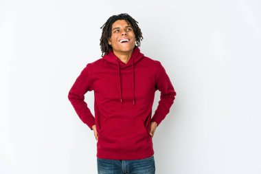 Genç Afrikalı Amerikalı Rasta adam gevşemiş ve mutlu bir şekilde gülüyor, boynunda dişlerini gösteriyor..