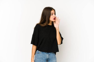 Beyaz arka planda izole edilmiş genç beyaz kadın gizli sıcak fren haberini veriyor ve yana bakıyor.