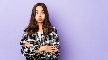 Genç, melez İspanyol kadın yalnız, yanaklara vuruyor, yorgun bir ifade takınıyor. Yüz ifadesi kavramı.