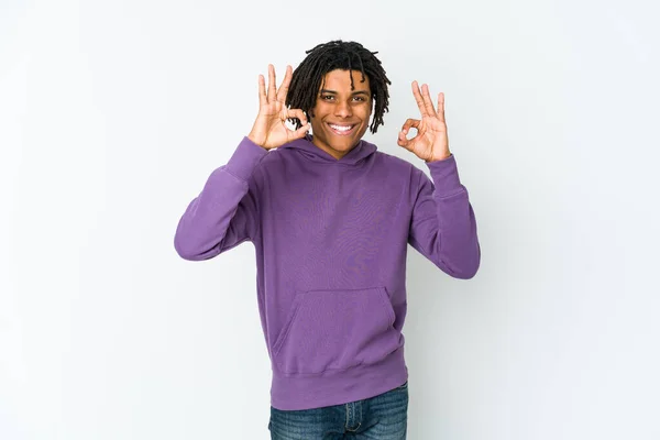 Junge Afrikanisch Amerikanische Rasta Mann Fröhlich Und Zuversichtlich Zeigt Geste — Stockfoto