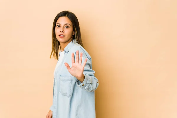 Giovane Donna Isolata Sfondo Beige Essere Scioccato Causa Pericolo Imminente — Foto Stock