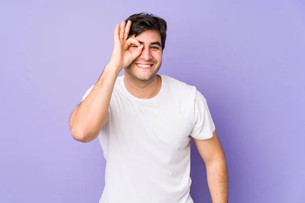 Jovem Isolado Fundo Roxo Animado Mantendo Gesto Olho — Fotografia de Stock