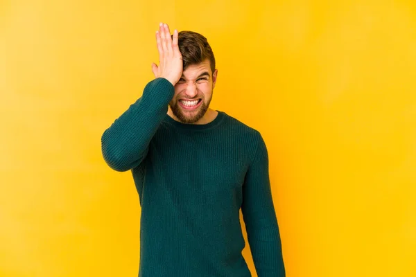 Jovem Caucasiano Isolado Fundo Amarelo Esquecendo Algo Batendo Testa Com — Fotografia de Stock