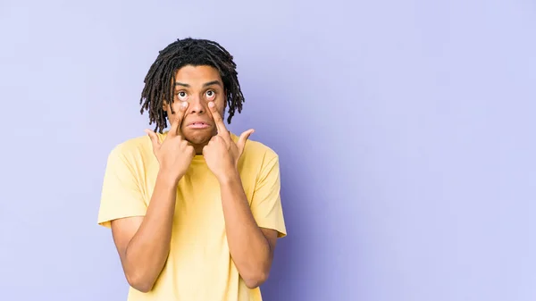 Junger Afrikanisch Amerikanischer Rastamann Weint Unglücklich Über Etwas Agonie Und — Stockfoto
