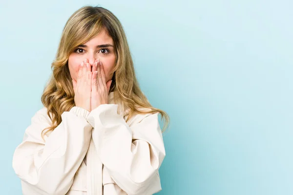 Ung Blond Kaukasiska Kvinna Chockad Täcker Munnen Med Händerna Angelägen — Stockfoto