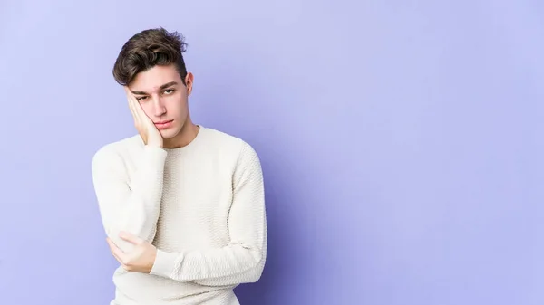 Jovem Caucasiano Isolado Fundo Roxo Que Está Entediado Fatigado Precisa — Fotografia de Stock