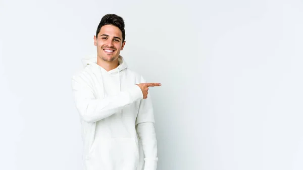 Joven Hombre Caucásico Aislado Sobre Fondo Blanco Sonriendo Señalando Lado — Foto de Stock