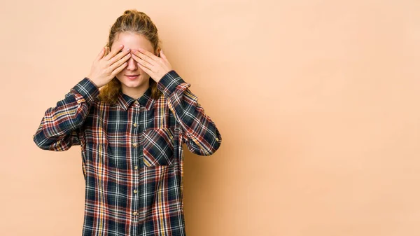 Junge Kaukasische Frau Isoliert Auf Beigem Hintergrund Angst Die Augen — Stockfoto