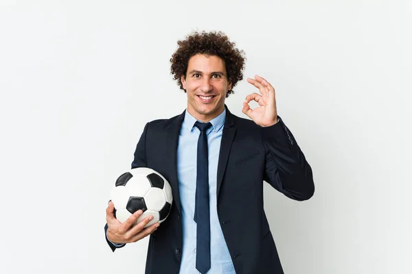 Treinador Futebol Segurando Uma Bola Alegre Confiante Mostrando Gesto — Fotografia de Stock