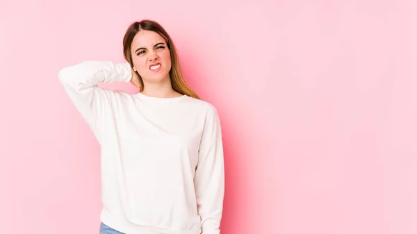 Ung Kaukasiska Kvinna Isolerad Rosa Bakgrund Lider Nacksmärta Grund Stillasittande — Stockfoto