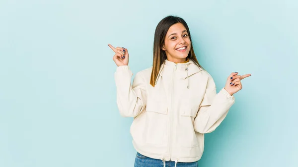 Giovane Donna Isolata Sfondo Blu Che Punta Diversi Spazi Copia — Foto Stock