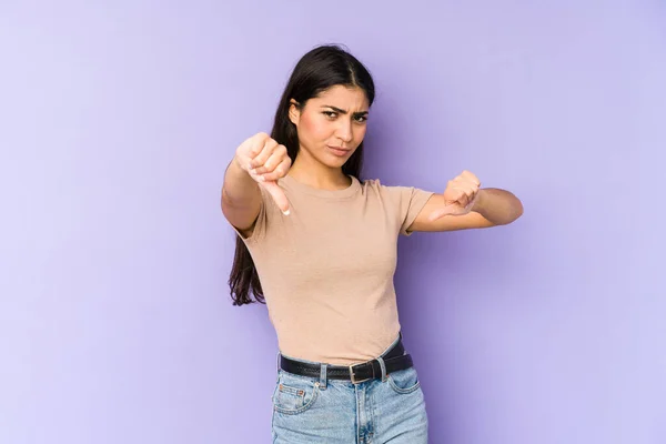 Giovane Donna Indiana Isolata Sfondo Viola Mostrando Pollice Verso Basso — Foto Stock