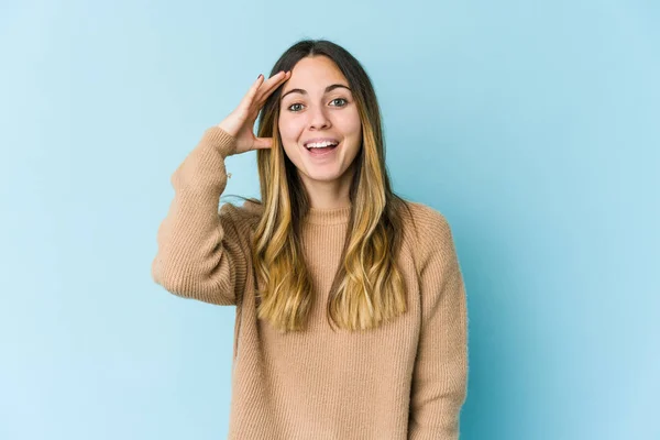 Giovane Donna Caucasica Isolata Sfondo Blu Grida Forte Tiene Gli — Foto Stock