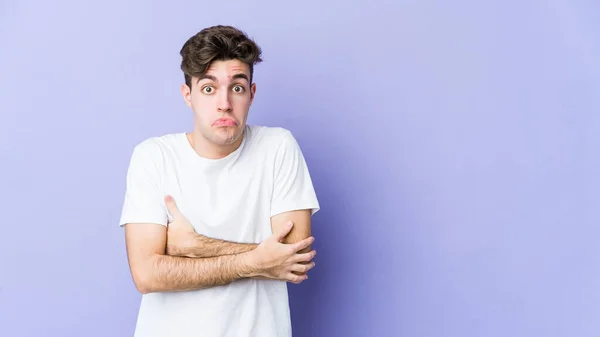 Young Caucasian Man Isolated Purple Background Shrugs Shoulders Open Eyes — Stock Photo, Image