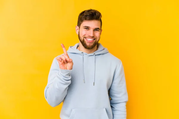 Νεαρός Καυκάσιος Άνδρας Απομονωμένος Κίτρινο Φόντο Δείχνει Νούμερο Ένα Δάχτυλο — Φωτογραφία Αρχείου
