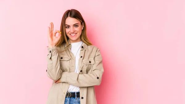 Mulher Branca Jovem Isolado Fundo Rosa Pisca Olho Mantém Gesto — Fotografia de Stock