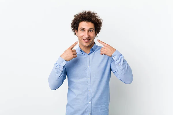 Mladý Kudrnatý Dospělý Muž Elegantní Košili Usmívá Ukazuje Prsty Ústa — Stock fotografie