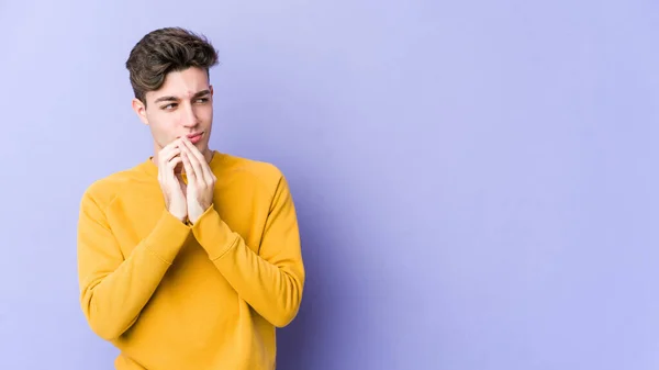 Jovem Caucasiano Isolado Fundo Roxo Fazendo Plano Mente Estabelecendo Uma — Fotografia de Stock