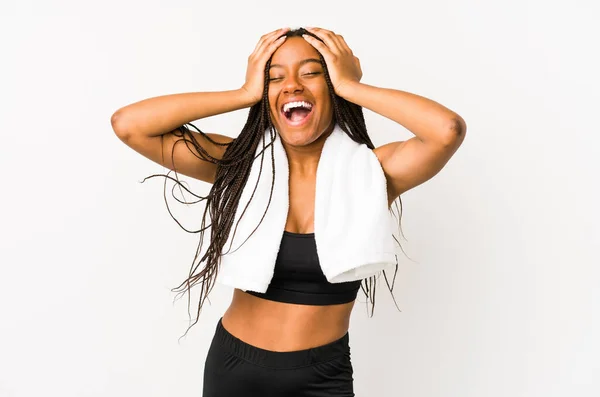 年轻的非洲裔美国女运动员孤立无援 高高兴兴地挽着头笑着 幸福的概念 — 图库照片