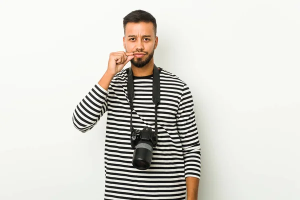 Joven Fotógrafo Sudasiático Con Dedos Los Labios Guardando Secreto —  Fotos de Stock