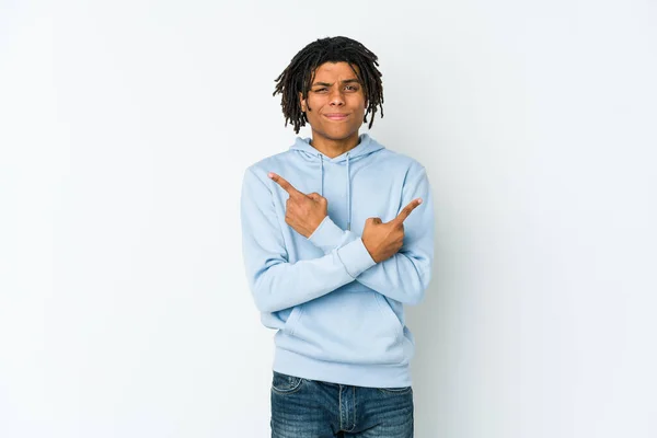 Mladý Africký Američan Rasta Muž Ukazuje Stranou Snaží Vybrat Mezi — Stock fotografie