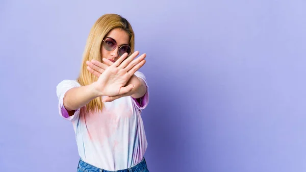 Jovem Hipie Mulher Com Óculos Isolados Fundo Roxo Fazendo Gesto — Fotografia de Stock