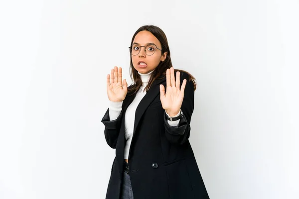 Joven Mujer Negocios Raza Mixta Aislada Sobre Fondo Blanco Sorprende —  Fotos de Stock