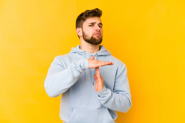 Joven Hombre Caucásico Aislado Sobre Fondo Amarillo Mostrando Gesto Tiempo — Foto de Stock