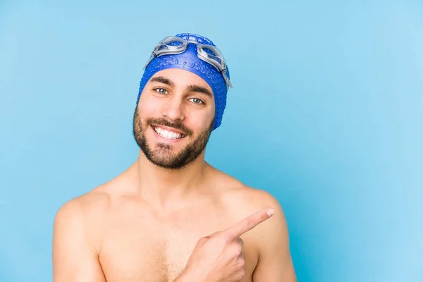 Joven Nadador Guapo Aislado Sonriendo Señalando Lado Mostrando Algo Espacio — Foto de Stock